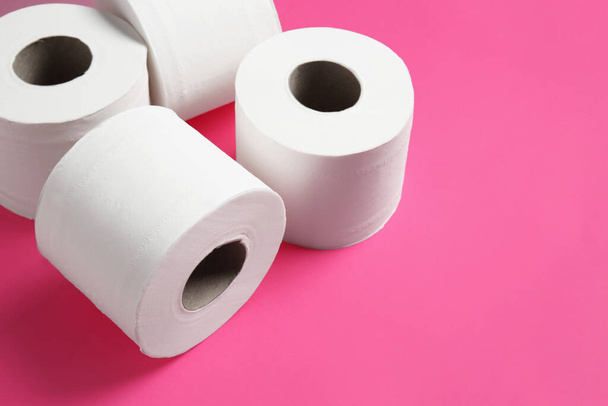 Rolls of toilet paper on color background - Fotoğraf, Görsel