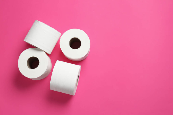 Rouleaux de papier toilette sur fond de couleur - Photo, image