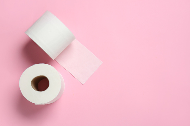 Рулоны туалетной бумаги на цветном фоне - Фото, изображение