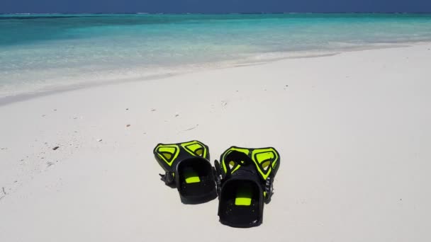 Schwimmflossen an der Küste. Sommerentspannung in Bora Bora, Französisch-Polynesien. - Filmmaterial, Video