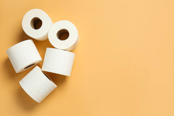 Рулони туалетного паперу на кольоровому фоні
 - Фото, зображення