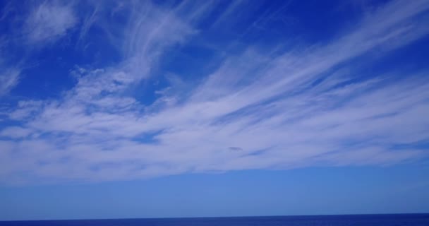 beau ciel bleu et nuages sur fond - Séquence, vidéo
