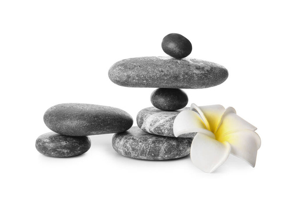 Stapel von Zen-Steinen und Blume auf weißem Hintergrund - Foto, Bild