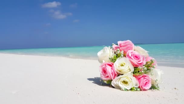 Μπουκέτο με τριαντάφυλλα στην παραλία. Καλοκαίρι ταξίδι στην Ταϊλάνδη. - Πλάνα, βίντεο