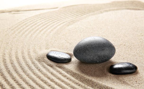Piedras sobre arena con líneas. Concepto zen
 - Foto, Imagen
