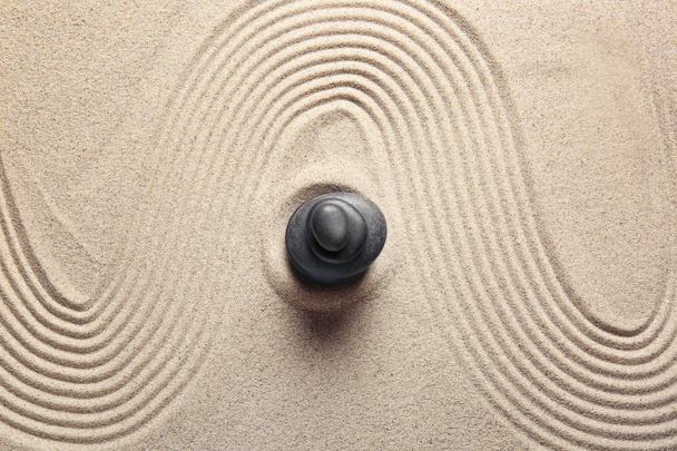 Kameny na písku s čárami. Koncept zenu - Fotografie, Obrázek