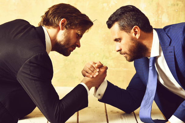 Business competition concept Businessmen arm wrestling in office - Foto, afbeelding