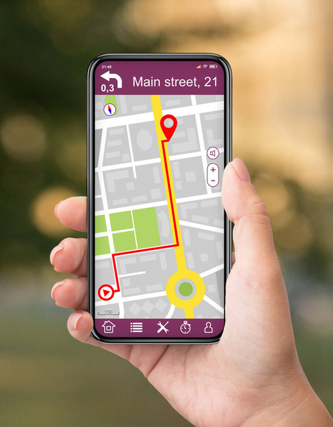 Nahaufnahme einer Frau per Smartphone mit GPS-App - Foto, Bild