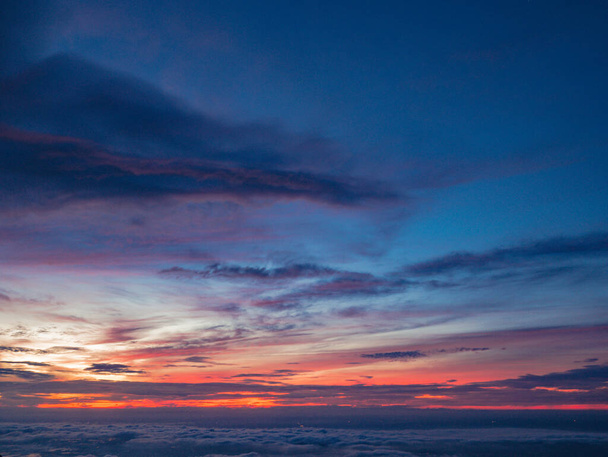 美しい日の出の空と海の霧の朝のカオルアン山のラムカムヘン国立公園、スコータイ県タイ - 写真・画像