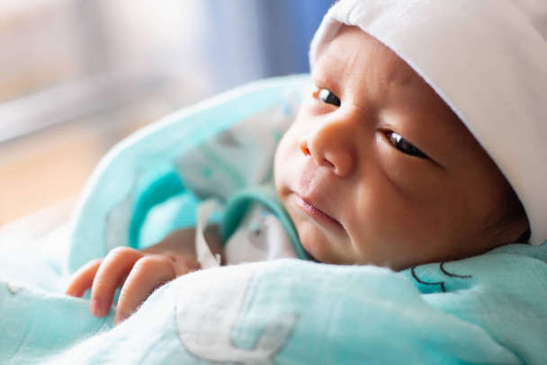 bebé recién nacido mirando a la cámara - Foto, Imagen