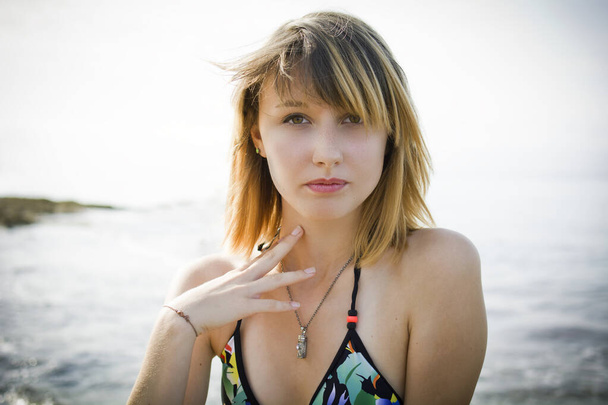 chica rubia en playa con bikini - Foto, Imagen