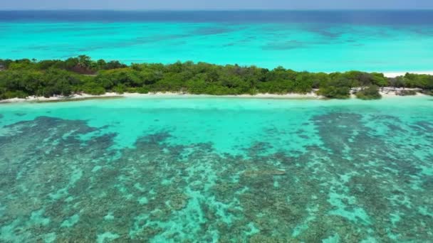 Paradicsomi zöld sziget türkiz tengerben. Élvezi a nyári vakációt Bahamán, Karib-térségben. - Felvétel, videó