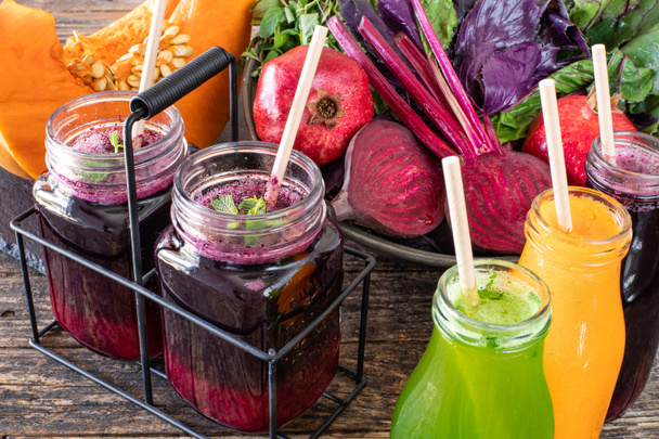 Détox avec jus de légumes frais et jus de fruits sains. Aliments antioxydants
. - Photo, image