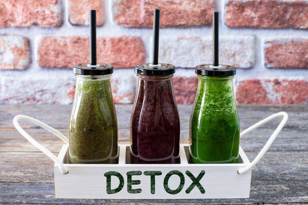 Detox mit frischem Gemüsesaft und gesundem Fruchtsaft. Antioxidative Lebensmittel. - Foto, Bild