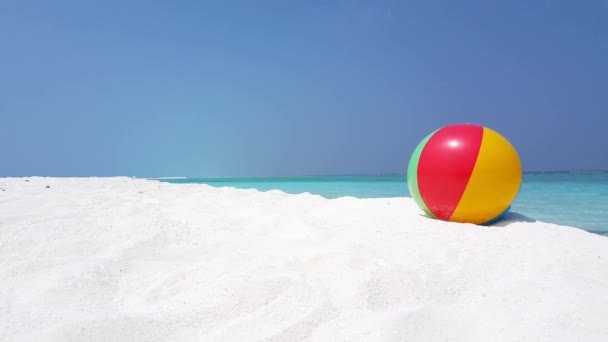 Aufblasbares Ballspielzeug am Strand. Landschaft der Seychellen, Ostafrika. - Filmmaterial, Video