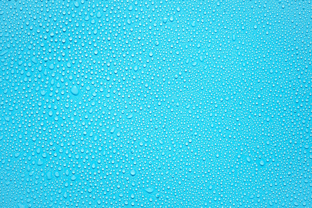 Gotas de água ou gotas de chuva no fundo da folha de plástico azul
  - Foto, Imagem