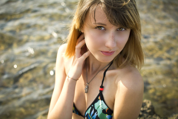 chica en la playa con bikini - Foto, Imagen