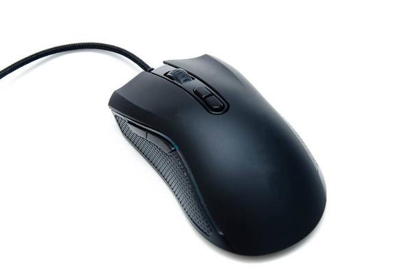 Zwarte gaming muis met extra toetsen aan de zijkant en een matte afwerking op witte achtergrond. Muizenzicht van achteren onder de borstel. De muis in macro, de toetsen en het wiel worden bekeken vanuit een persoon onder een hoek - Foto, afbeelding