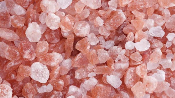 Roterende macro-opnames van Himalaya zout met vallen op tafel. - Video