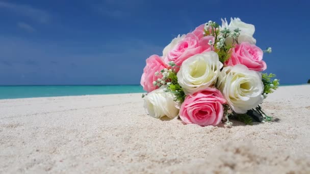 Plajda güllerden yapılmış gelin buketi. Endonezya, Bali 'deki Doğa Manzarası.   - Video, Çekim