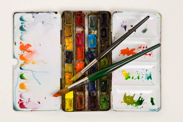 Dobře používané umělci akvarel paleta a štětec zblízka - Fotografie, Obrázek