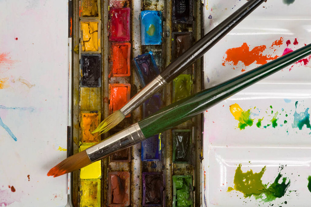 İyi kullanılmış sanatçılar suluboya palet ve fırça yakın - Fotoğraf, Görsel