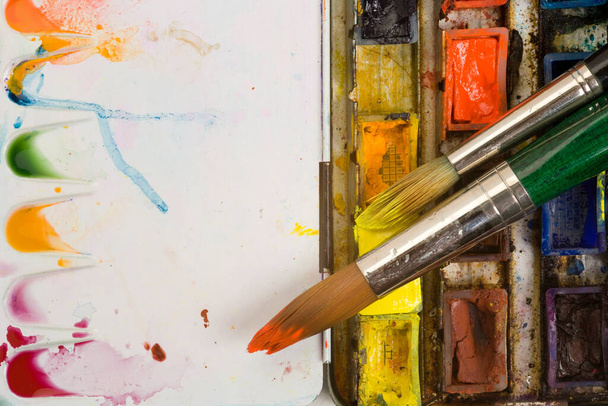 İyi kullanılmış sanatçılar suluboya palet ve fırça yakın - Fotoğraf, Görsel