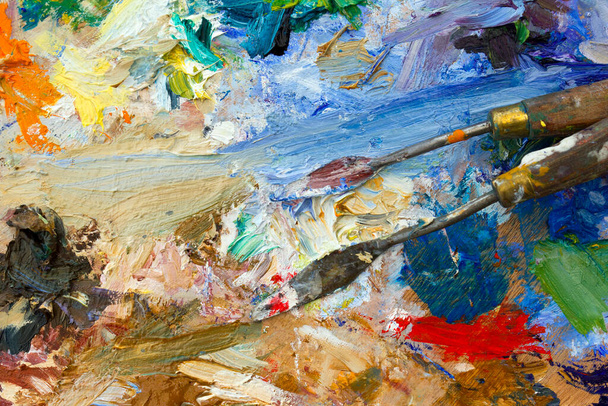 Vibráló, sokszínű művészek olaj vagy akril festékek paletta félig absztrakt közelkép palettakéssel - Fotó, kép