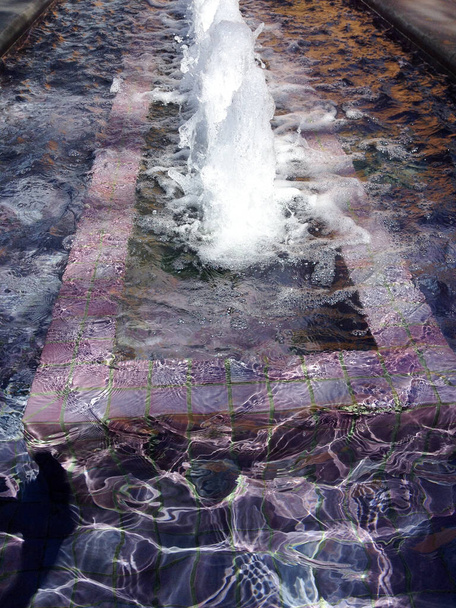 сучасний дизайн фіолетового мармуру водного фонтану
 - Фото, зображення