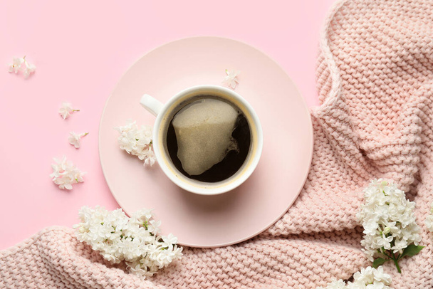 Composição com belas flores lilás e xícara de café no fundo de cor
 - Foto, Imagem