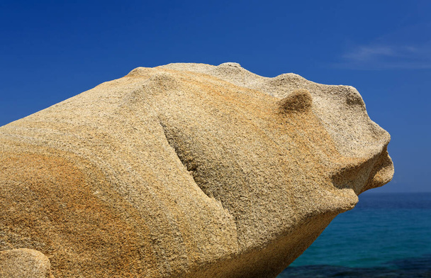 Фигура скалы, напоминающая мифическое морское существо на пляже Кариди возле деревни Вурвуру в Ситонии, на полуострове Халкидики в северной Греции
. - Фото, изображение