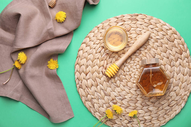 Composition with sweet dandelion honey on color background - Foto, imagen