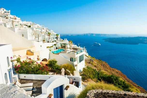Witte architectuur op Santorini eiland, Griekenland. Zomer landschap, uitzicht op zee. Beroemde reisbestemming - Foto, afbeelding