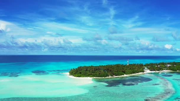 Vista aérea de la costa turquesa tranquila con verde exuberante isla larga. Viaje exótico a la isla de las Bermudas. - Imágenes, Vídeo