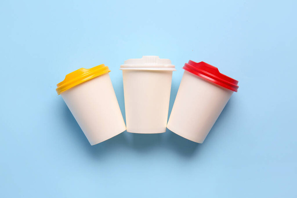 Tassen zum Mitnehmen auf farbigem Hintergrund - Foto, Bild