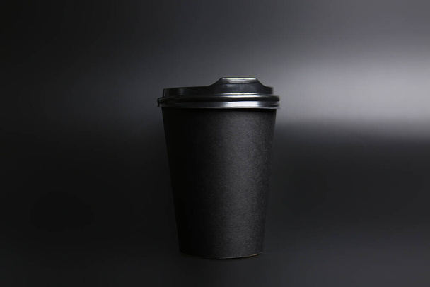 Чашка на вынос для напитков на темном фоне - Фото, изображение