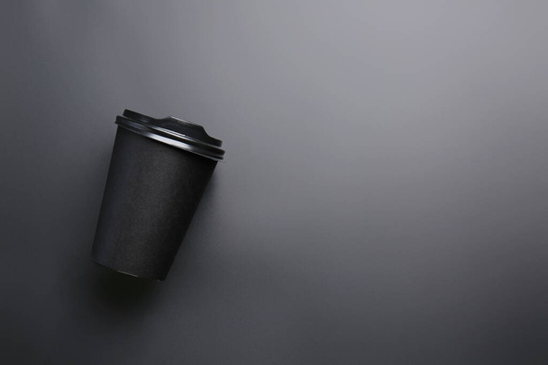 Takeaway κύπελλο για ποτό σε σκούρο φόντο - Φωτογραφία, εικόνα