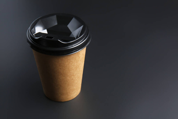 Чашка на вынос для напитков на темном фоне - Фото, изображение