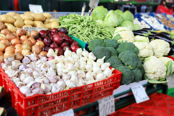農家の市場で野菜。野菜. - 写真・画像