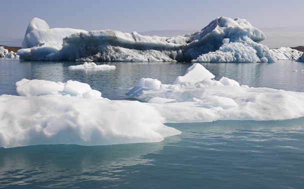 Islandia. Zona sureste. Jokulsarlon. Icebergs y lago
. - Foto, Imagen