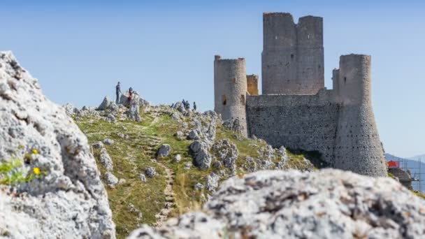 Abruzzo 'daki Rocca Calascio kalesi kayaların arasında hareket ederken görüldü. Zaman ayarlı. Zaman aşımı. 4K. - Video, Çekim