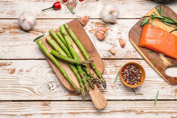 Спаржа с лососем, овощами и специями на столе
 - Фото, изображение