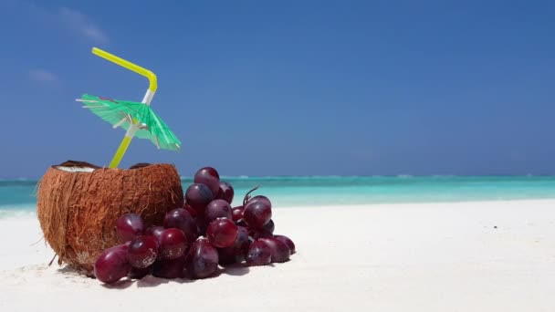 Uvas con coctel de coco en la playa. Escena de vacaciones en Tailandia, Asia.  - Metraje, vídeo