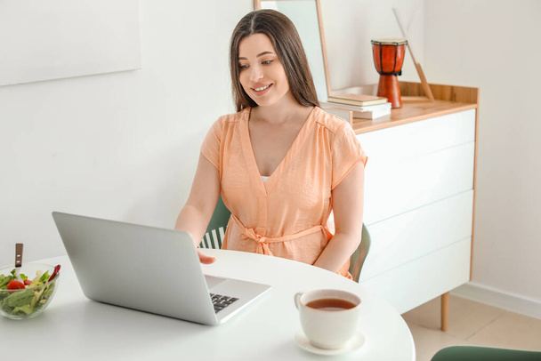 Beautiful pregnant woman with laptop at home - Foto, immagini