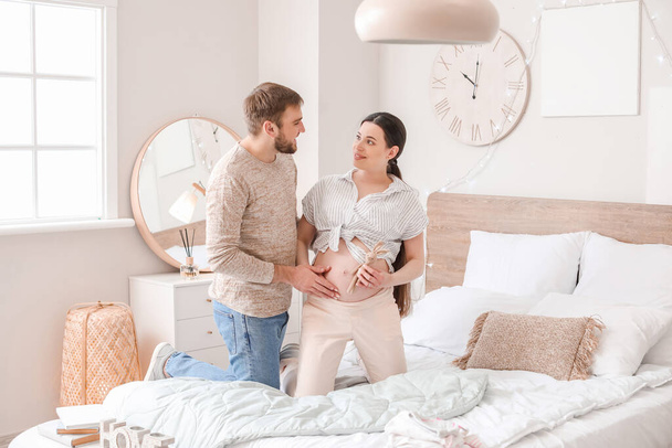 Beautiful pregnant woman with her husband at home - Zdjęcie, obraz