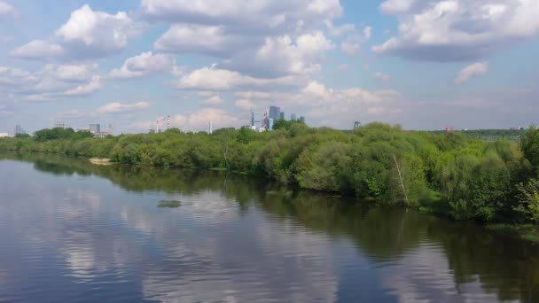 panorámás kilátás nyílik a folyóra egy erdő és tükröződik a felhők a folyóban vett egy drón - Felvétel, videó