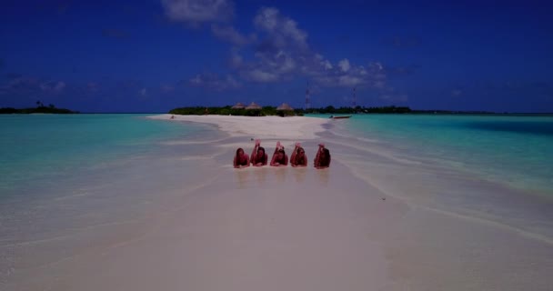 Lüks bir yaz tatili için Jamaika 'nın beyaz kumsalında tatil yapan kadınlar. Panorama manzarası. - Video, Çekim