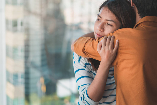 Νεαρή καταθλιπτική Ασιάτισσα αγκαλιάζει το φίλο της για ενθάρρυνση, επιλεκτική εστίαση, PTSD Ψυχική υγεία έννοια. - Φωτογραφία, εικόνα