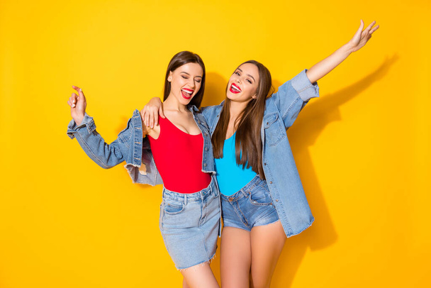 Portrait of excited enthusiastic fellows enjoy together summer walk weekend feel rejoice scream wear good look outfit isolated over vivid color background - Valokuva, kuva