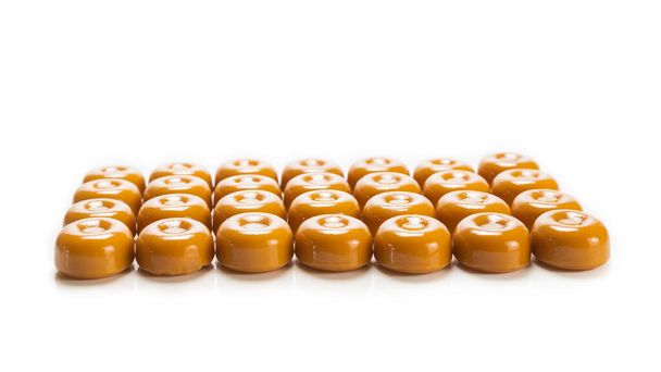 Chutné karamelové bonbóny izolované na bílém pozadí. Kopírovat prostor. - Fotografie, Obrázek